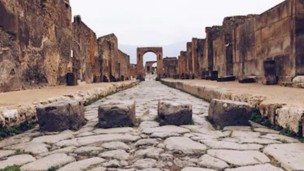 ভৌতিক পরিচয় পাওয়া এই পম্পেই আজ থেকে দু’হাজার বছর আগে ছিল রোমান সভ্যতার প্রাচুর্যের আদর্শ উদাহরণ। ইতিহাসবিদদের মত, আধুনিক নাগরিক জীবনের সব উপকরণ মজুত ছিল পম্পেইবাসীর জীবনে। শ্রেণিবিভাজনের ছাপও ছিল স্পষ্ট।