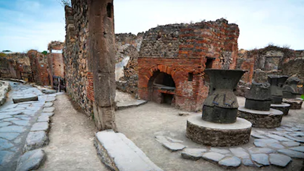 পম্পেই-এর ধ্বংসাবশেষে পরীক্ষা করা হয়েছে সেই সময়কার রেস্তোরাঁর নর্দমাপথ। দেখা হয়েছে, শৌচাগারের প্রস্তরীভূত মানববর্জ্যও। সব মিলিয়ে গবেষকদের ধারণা, দু’হাজার বছর আগে এই রোমান শহরবাসীর খাদ্যতালিকা ছিল বৈচিত্রপূর্ণ। সাধারণ মানুষের খাদ্যাভ্যাসে অলিভ, বিভিন্ন রকম বাদাম, পল, নুন দিয়ে জারিত মাছ-মাংসের প্রাধান্য ছিল। অর্থাৎ ভূমধ্যসাগরীয় অঞ্চলে যেমন খাদ্যাভ্যাস হয়ে থাকে।