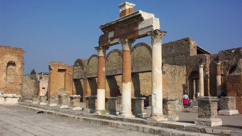 স্তাবিয়ে-সহ অন্যান্য বন্দর দিয়েই জিরাফের মাংস-সহ অন্যান্য মহার্ঘ্য খাবার পৃথিবীর বিভিন্ন প্রান্ত থেকে আমদানি করা হত বলে ধারণা ইতিহাসবিদদের। ইন্দোনেশিয়া থেকে আসত বিভিন্ন মশলাপাতি। সব বৈভব এবং বৈচিত্র নিয়েই ভিসুভিয়াসের কাছে আত্মসমর্পণ করে পম্পেই। (ছবি:শাটারস্টক)