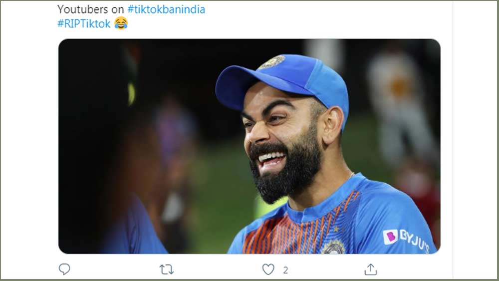 একটি মিমে তো আবার ইউটিউবার আর টিকটক ইউজারদের এই, ‘কারও সর্বনাশ কারও পৌষ মাস’ -পরিস্থিতিতে বিরাট কোহালির ছবিও পোস্ট করে দিয়েছেন। সেখানে বিপক্ষকে প্যাঁচে ফেলার পর দলের অন্য সদস্যদের সঙ্গে হাসাহাসি করে যেন বলছেন, “কেমন দিলাম?”