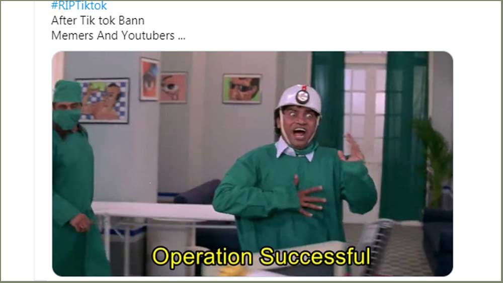 আর একটি মিম বানানো হয়েছে শাহরুখ খানের ‘বাদশা’ ফিল্মের একটি দৃশ্য ব্যবহার করে। সেখানে জনি লিভারকে দেখা যাচ্ছে, ডাক্তারের বেশে ‘অপারেশন থিয়েটর’ থেকে বেরিয়ে এসে বলছেন, “অপারেশন সাকসেসফুল।” যেন ইউটিউবাররা বহু দিন ধরে এই অপেক্ষাতেই ছিলেন, কবে টিকটক বন্ধ হবে। সেই লক্ষ্য যেন পূরণ হয়ে গিয়েছে।
