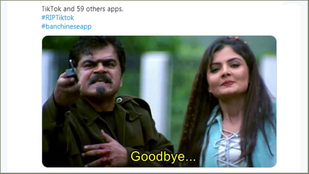 শাহরুখের ‘বাদশা’ ফিল্মের আর একটি দৃশ্য ব্যবহার করে তৈরি করা মিম ঘুরছে। সেখানে ভিলেন, নায়ক ও তার সঙ্গীদের বোমা দিয়ে উড়িয়ে দেওয়ার জন্য রিমোট কন্ট্রোলের বোতাম টিপছেন। কিন্তু সেই বোমা তাঁদের কাছেই পড়ে ছিল। ফলে বিস্ফোরণে তাঁরাই একপ্রকার উড়ে যান। যে ভাবে টিকটক দেশ থেকে প্রায় উড়ে গেল।