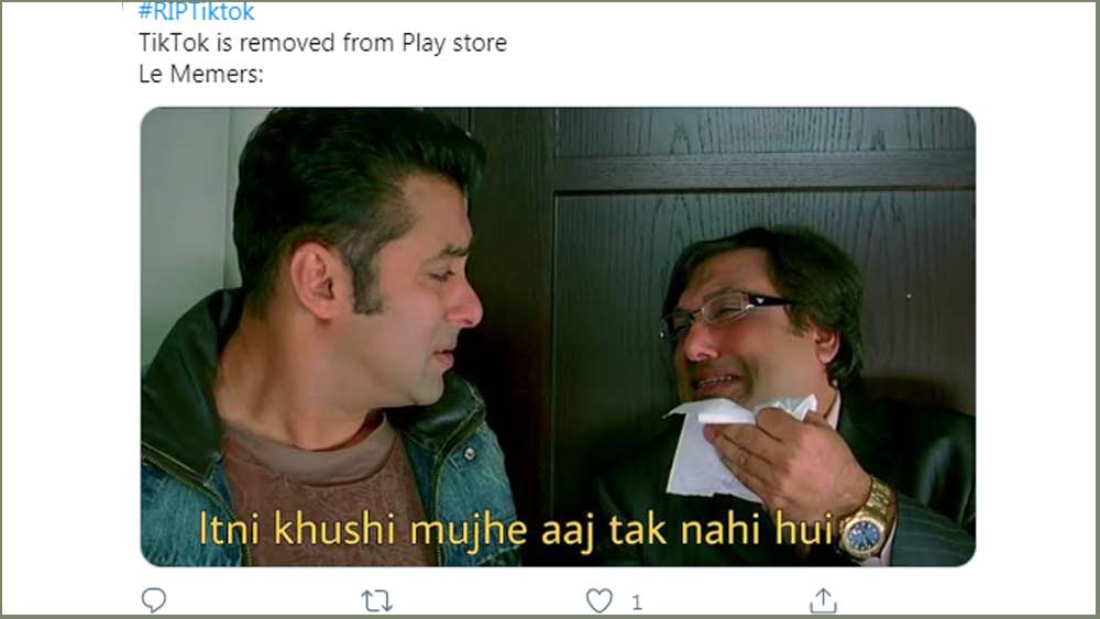 যাঁরা এতদিন টিকটকের ভিডিয়ো পছন্দ করতেন না, তাঁরা যেন ভারত সরকারের এই ঘোষণায় বেজায় খুশি হয়েছেন। খুশিতে তাঁদের চোখ দিয়ে জল গড়িয়ে আসছে। সলমন খান ও গোবিন্দার ‘পার্টনার’ ফিল্মের একটি স্ক্রিনশট ব্যবহার করা হয়েছে। যেখানে খুশিতে কেঁদে ফেলছেন গোবিন্দা আর বলছেন, “এত খুশি আমার আজ পর্যন্ত হয়নি।”
