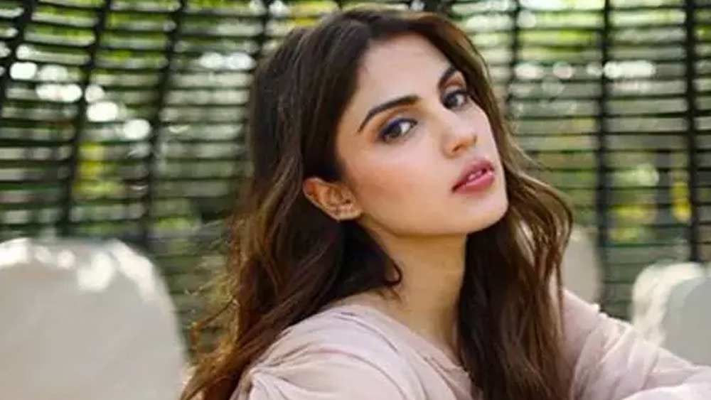 পুলিশ সূত্রে খবর, সুশান্তের বাড়িতে যে সিদ্ধার্থ ছিলেন, তা-ও নাকি মেনে নিতে পারতেন না রিয়া। তিনি বার বার সুশান্তের উপর চাপ সৃষ্টি করতেন। যাতে সিদ্ধার্থ তাঁর নিজের বাড়িতে চলে যান। কিন্তু রিয়ার এই প্রস্তাবে রাজি ছিলেন না সুশান্ত।