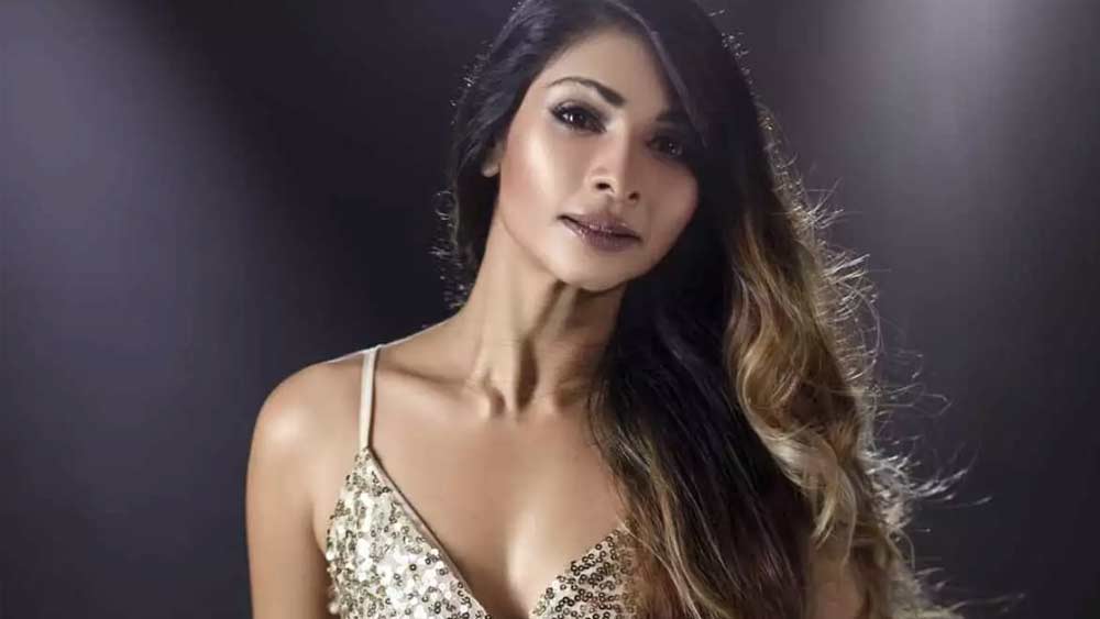 সমু-তনুজার ছোট মেয়ে তনিশার জন্ম ১৯৭৮-এর ৩ মার্চ। দিদি কাজলের থেকে তনিশা চার বছরের ছোট। দুই বোনের শৈশবেই বিচ্ছেদ হয়ে যায় সমু-তনুজার। সন্তানদের সিঙ্গল পেরেন্ট হয়ে বড় করেন তনুজা।