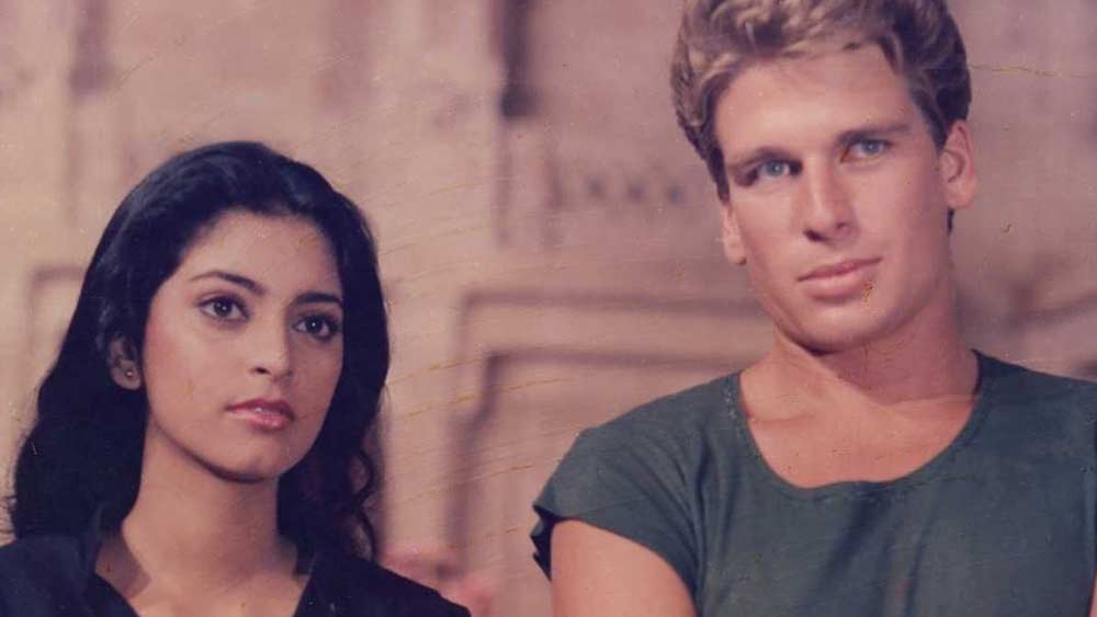 ১৯৮৬ সালে প্রথম বার সিনেমায় অভিনয় করেন কর্ণ। শ্যাম বেনেগাল পরিচালিত ‘জুনুন’ ছবি দিয়ে তাঁর আত্মপ্রকাশ হিন্দি ছবির জগতে। তিনি ছাড়াও এ ছবিতে ছিলেন তাঁর বাবা মা এবং দাদা কুণাল ও বোন সঞ্জনা।