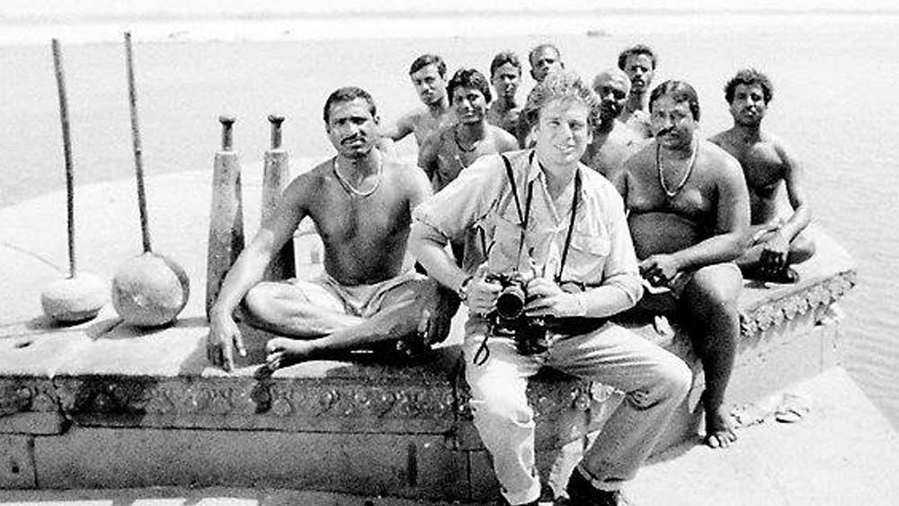 আশির দশকে ভারতের বিভিন্ন অংশে ঘুরে ঘুরে ছবি তুলেছিলেন কর্ণ। তাঁর ছবি এবং লেখা প্রকাশিত হয়েছে বেশ কিছু পত্রপত্রিকায়। ইংল্যান্ডপ্রবাসী হলেও ভারতের সঙ্গে তাঁর যোগসূত্র ছিন্ন হয়নি।