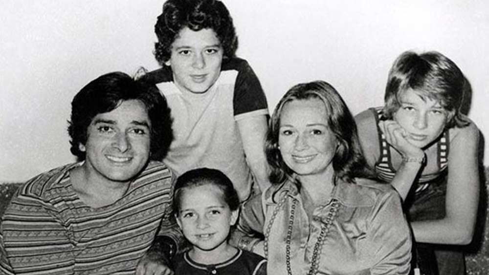 কর্ণের দাদা কুণাল কপূর এক জন সফল বিজ্ঞাপন নির্মাতা। বোন সঞ্জনা যুক্ত থিয়েটারের সঙ্গে। যে থিয়েটার থেকে শশী-জেনিফারের আলাপ, সেই রঙ্গমঞ্চের সক্রিয় কর্মী সঞ্জনা।