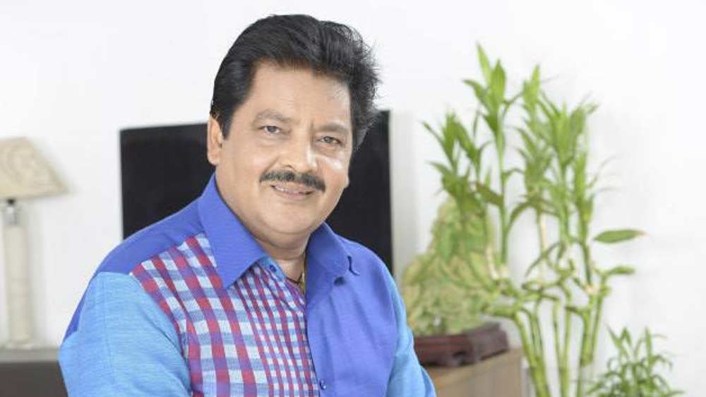 এক বার দুই দুষ্কৃতী ধরা পড়ে যায় ওই দুই পুলিশকর্মীর কাছে। উদিত জানিয়েছেন ধৃতদের কাছে থেকে একটি ছুরি উদ্ধার হয়। উদিতের অভিযোগ, তাঁকে খুন করার জন্য লখনউ থেকে এসেছিল ওই দুই ভাড়াটে খুনি। কিন্তু পুলিশকর্মীদের তৎপরতায় তাদের পরিকল্পনা ভেস্তে যায়।