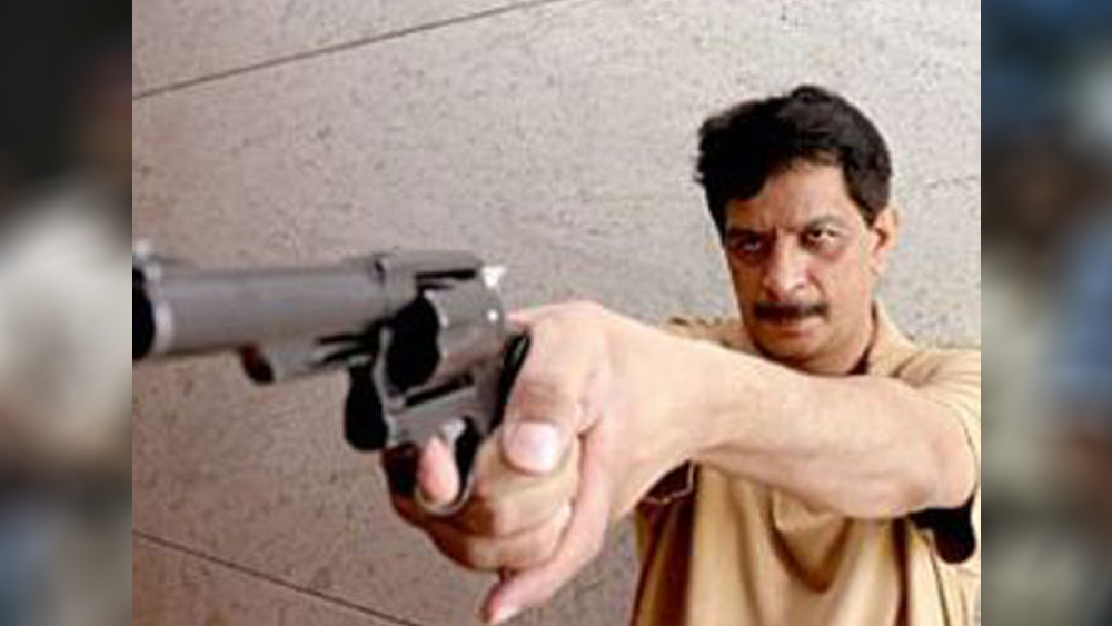 আলো-আঁধারির এই দুনিয়াই একসময় কঠোর হাতে শাসন করেছেন প্রদীপ শর্মা। মহারাষ্ট্র পুলিশে কর্মরত ছিলেন তিনি। কর্মজীবনে ১১৩ জন কুখ্যাত গ্যাংস্টার ও দুষ্কৃতীর মৃত্যু হয়েছে তাঁর হাতে। ছাপোষা মধ্যবিত্ত পরিবার থেকে উঠে আসা প্রদীপ শর্মা এনকাউন্টার স্পেশালিস্ট হিসেবেই পরিচিত।