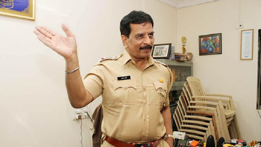 ১৯৬২ সালে উত্তরপ্রদেশের আগরায় জন্ম প্রদীপ শর্মার। বাবা ছিলেন ইংরেজির অধ্যাপক। মহারাষ্ট্রের ধুলে-র একটি কলেজে কর্মরত ছিলেন তিনি। সেই সূত্রে ছোটবেলায় মহারাষ্ট্রে চলে আসেন প্রদীপ। সেখানেই পড়াশোনা ও বেড়ে ওঠা তাঁর। তবে বিজ্ঞান শাখায় স্নাতকোত্তর করলেও, বাবার দেখানো পথে না গিয়ে পুলিশের চাকরিতে যোগ দেন তিনি।