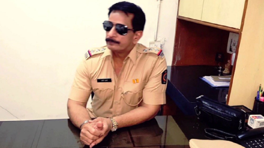 ১৯৮৩ সালে মুম্বইয়ের মাহিম থানায় সাব ইনস্পেক্টর পদে নিযুক্ত হন প্রদীপ শর্মা। সেখানে মাত্র দু’বছর কাটানোর পরই অপরাধ দমন শাখায় পদোন্নতি হয় তাঁর। ১৯৯১ সালে জুহুর স্পেশাল ব্রাঞ্চে পাঠানো হয় তাঁকে।