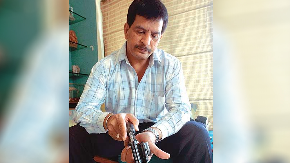 খাতায় কলমে ১৯৯৩ সালেই প্রথম আন্ডারওয়ার্ল্ডের সঙ্গে পরিচিতি ঘটে প্রদীপের। সে বছর ৬ মে হিটম্যান সুভাষ মাকড়ওয়ালার এনকাউন্টার করেন তিনি। শোনা যায় একে-৫৬ থেকে এলোপাতাড়ি গুলিবর্ষণ করছিল সুভাষ। ৯ এমএম কার্বাইন নিয়ে তার মোকাবিলা করেন প্রদীপ।