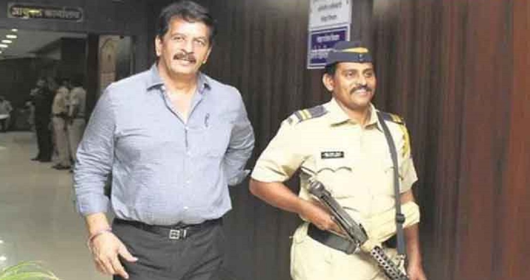 সেই সময় থেকেই একের পর এক বিতর্কে নাম জড়াতে থাকে প্রদীপ শর্মার। ২০০২ সালের ঘাটকোপার বিস্ফোরণ কাণ্ডের তদন্তে নেমে দুবাইয়ে কর্মরত ২৭ বছরের খোয়াজা ইউনুস নামের এক ইঞ্জিনিয়ারকে গ্রেফতার করে মুম্বই পুলিশ। তাদের হেফাজতে থাকাকালীন ২০০৩ সালের জানুয়ারি মাসে রহস্যজনক ভাবে মৃত্যু হয় তাঁর। পুলিশি অত্যাচারেই খোয়াজার মৃত্যু হয় বলে অভিযোগ ওঠে। তার জেরে প্রদীপ শর্মা-সহ আরও পাঁচ পুলিশকর্মীকে বদলি করা হয়। ২০০৭ সালে যদিও সেই অভিযোগ খারিজ করে সিআইডি।