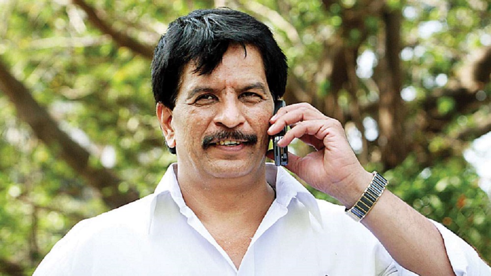 ২০০৮ সালে ধারাবীতে পোস্টিং হয় প্রদীপ শর্মার। কিন্তু দাউদ ইব্রাহিমের দলের সঙ্গে যোগসাজশ থাকার অভিযোগে তিন মাসের মধ্যে তাঁকে বরখাস্ত করা হয়। ২০০৯ সালের সেপ্টেম্বরে বিষয়টি নিয়ে মহারাষ্ট্র অ্যাডমিনিস্ট্রিটিভ ট্রাইবুনালে (ম্যাট) আবেদন জানান তিনি। ম্যাটের নির্দেশ অনুযায়ী তাঁকে পুনর্বহাল করা হয়।