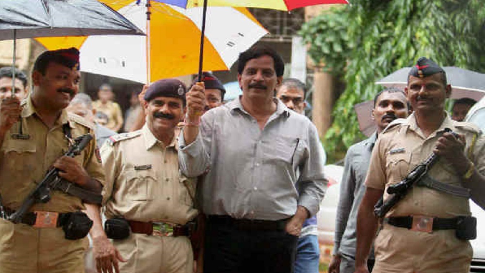 লখন ভাইয়া ভুয়ো এনকাউন্টার কাণ্ডে ২০১০ সালে প্রদীপ শর্মাকে গ্রেফতার করে বিশেষ তদন্তকারী দল (সিট)। বলা হয়, এক প্রমোটারের নির্দেশে লখনকে পয়েন্ট ব্ল্যাঙ্ক রেঞ্জ থেকে লখনকে গুলি করে মারা হয়। সেই মামলায় মোট ২২ জন পুলিশকর্মীকে গ্রেফতার করা হয়েছিল। তাঁদের মধ্যে থেকে শুধুমাত্র প্রদীপ শর্মাই ২০১৩-র জুলাই মাসে মুক্তি পেয়ে যান।