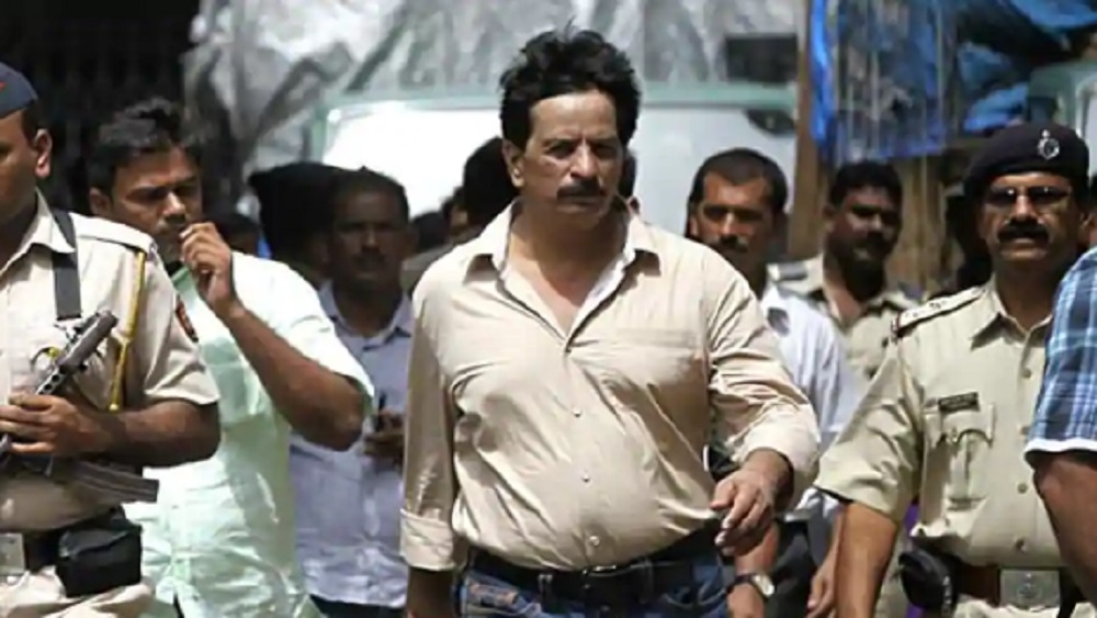 এ ছাড়াও প্রদীপ শর্মার বিরুদ্ধে একাধিক দুর্নীতির অভিযোগ ছিল। তাই কাজে ফিরতে চাইলেও মহারাষ্ট্রের তৎকালীন ডিজিপি সতীশ মাথুর তাতে আপত্তি তোলেন। কিন্তু রাজ্য স্বরাষ্ট্র দফতরের অনুমতিতে ২০১৭ সালে ফের মহারাষ্ট্র পুলিশে যোগ দেন প্রদীপ শর্মা।