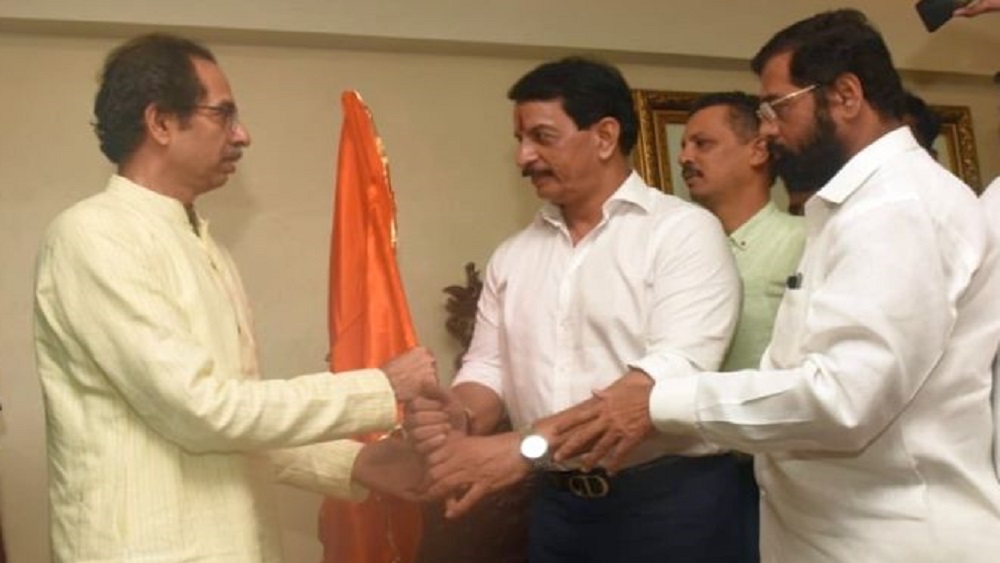 পুলিশের চাকরিতে ৩৫ বছর কাটিয়ে ২০১৯-এর জুলাই মাসে পদত্যাগ করেন প্রদীপ শর্মা। গত বছর ১৩ সেপ্টেম্বর আনুষ্ঠানিক ভাবে শিবসেনায় যোগ দেন তিনি। সেনার হয়ে মহারাষ্ট্র বিধানসভা নির্বাচনেও দাঁড়ান। কিন্তু বহুজন বিকাশ আঘাডির ক্ষিতিজ ঠাকুরের কাছে পরাজিত হন। নির্বাচনে লখন ভাইয়ার ভাই রামপ্রসাদ গুপ্ত তাঁর বিরুদ্ধে প্রচারে নামেন।