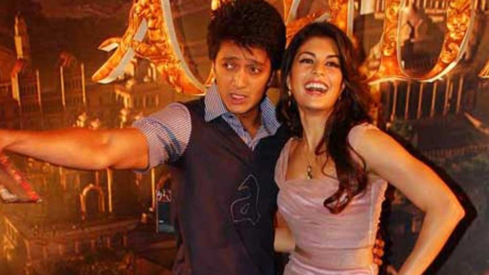 সে সময় ইন্ডাস্ট্রিতে সদ্য পা রেখেছেন জ্যাকলিন। অভিনেতা রীতেশ দেশমুখের সঙ্গে তাঁর প্রেম নিয়ে চার দিকে গুঞ্জন। কিন্তু সেই গুঞ্জন ভেঙে দিয়ে দু’জনে সম্পর্ক থেকে সরে যান।