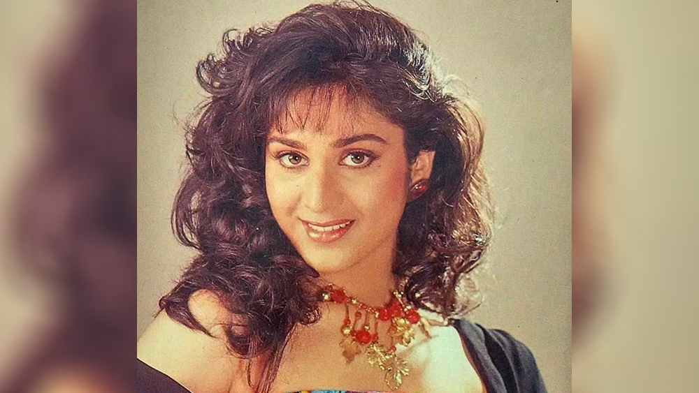 সুভাষ ঘাই পরিচালিত হিরো ছবিতে জ্যাকি শ্রফের সঙ্গে তাঁর জুটি ১৯৮৩ সালে ছিল সুপারহিট। তবে বলিউডে মীনাক্ষীর প্রথম ছবি ‘পেইন্টার বাবু’। এই ছবি মুক্তি পেয়েছিল তেলুগু এবং হিন্দি দু’টি ভাষাতেই।