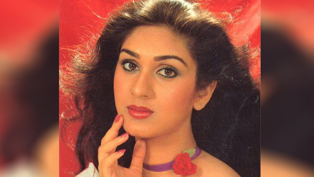 ‘জুর্ম’, ‘ঘায়েল’, ‘শাহেনশা’, ‘বিজয়’, ‘গঙ্গা যমুনা সরস্বতী’, ‘ঘাতক’ একের পর এক সুপারহিট ছবি দর্শকদের উপহার দিয়েছেন মীনাক্ষী। কিন্তু সবচেয়ে বেশি মনে কেড়েছিল অন্য একটি ছবি।