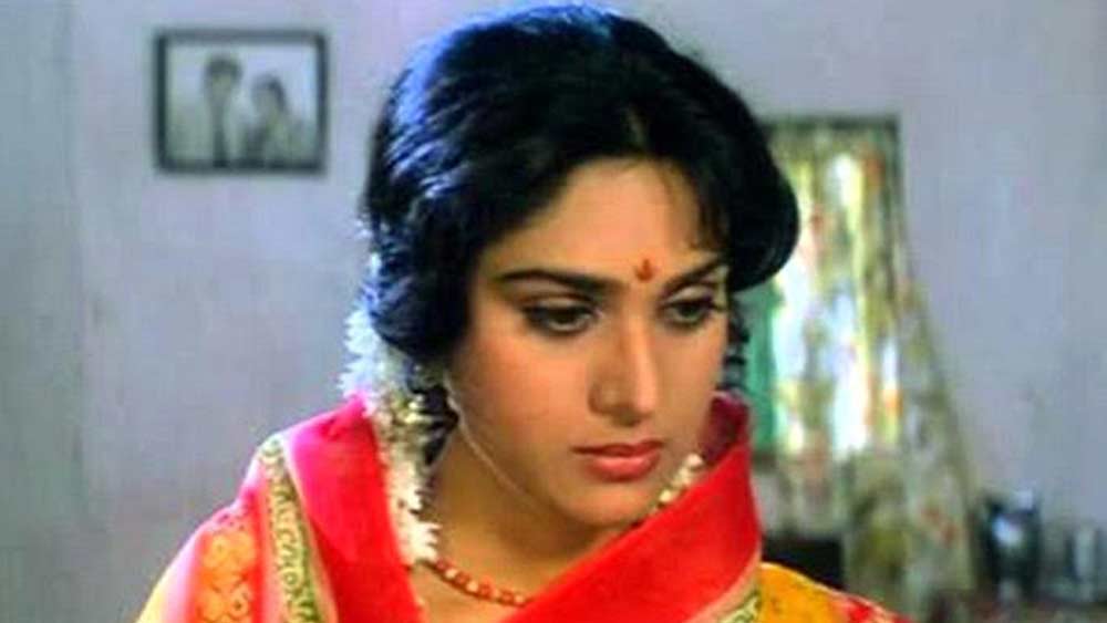 ১৯৯৩ সালের ছবি ‘দামিনী’। সেই ছবিতে মীনাক্ষীর অভিনয়ের কাছে ম্লান হয়ে গিয়েছিলেন ঋষি কপূর, সানি দেওলরাও। একটি মেয়ের ধর্ষণকে ঘিরে প্রতিবাদ। বলিউডে এই ছবি ঝড় তুলে দিয়েছিল দর্শকের মনে।