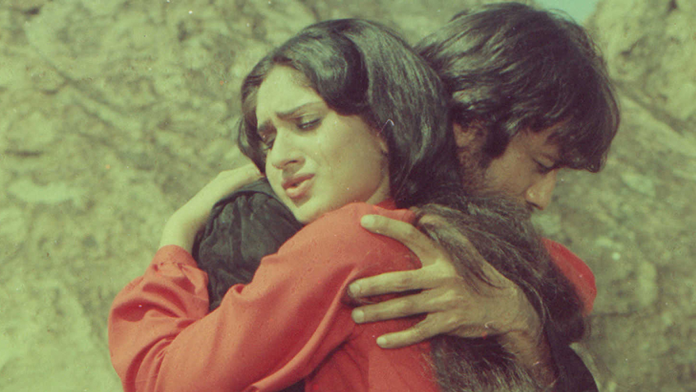 ‘হিরো’ ছবিতে তাঁর ‘তু মেরা হিরো হ্যায়’ গানটি সে সময় মারাত্মক জনপ্রিয়তা পেয়েছিল শুধু মাত্র তাঁর নাচের জন্যই।