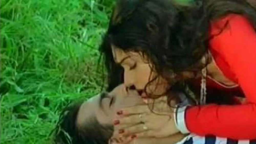 সঞ্জয় দত্তের সঙ্গে 'ইনাম দশ হাজার' ছবিতে তাঁর চুম্বন দৃশ্য নিয়ে সেই সময় বিতর্কও হয়েছিল। সেই ভিডিয়োও ভাইরাল হয় কিছু দিন আগে।