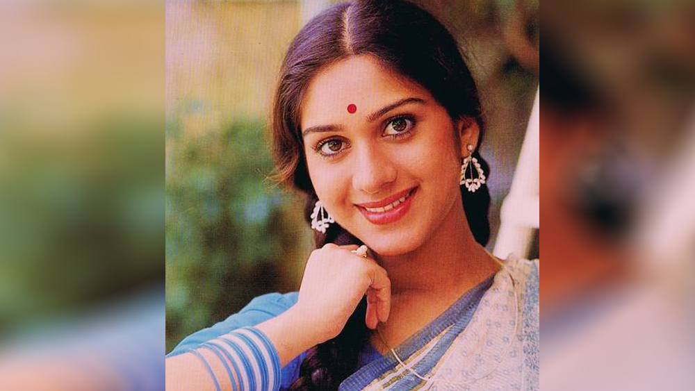 শুধু বলিউডের গায়কই নন। বলিউডের এক বিখ্যাত পরিচালকও পাগল ছিলেন মীনাক্ষীর প্রেমে। তিনি রাজকুমার সন্তোষী।