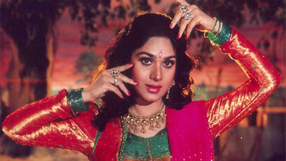 ১৯৯৬-এ ‘ঘাতক’ ছবিতে সানি দেওলের বিপরীতে অভিনয় করেছিলেন মীনাক্ষী। ‘ঘাতক’ই তাঁর শেষ ছবি। এর পরেই অভিনয় থেকে সরে গিয়েছিলেন মীনাক্ষী। তার পর থেকে সে ভাবে আর কখনও সংবাদ মাধ্যমের সামনেও আসেননি তিনি। এমনকি বলিউডে কামব্যাকের অফারও নাকি ফিরিয়ে দিয়েছেন একাধিক বার। 