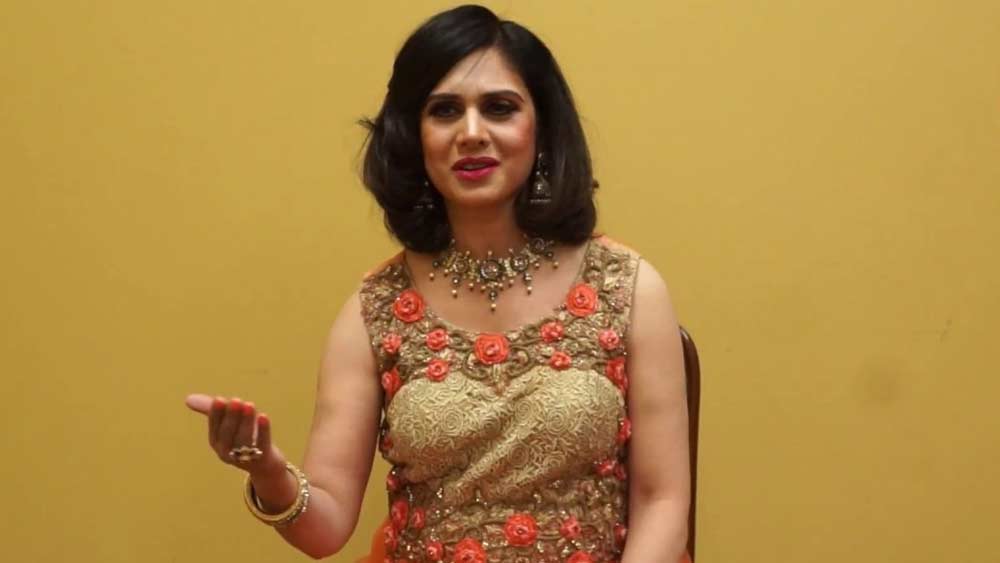 মীনাক্ষী বিয়ে করেন হরিশ মাইসোর নামে এক ইনভেস্টমেন্ট ব্যাঙ্কারকে। জনৈক সাংবাদিকের সূ্ত্রে তাঁর সঙ্গে আলাপ মীনাক্ষীর। সেই সাংবাদিক ছিলেন হরিশের দাদা। তিনি পাত্র হিসাবে হরিশের নাম প্রস্তাব করেন। তার পর আমেরিকা গিয়ে নিজেই হরিশের সঙ্গে পরিচয় করেছিলেন মীনাক্ষী।