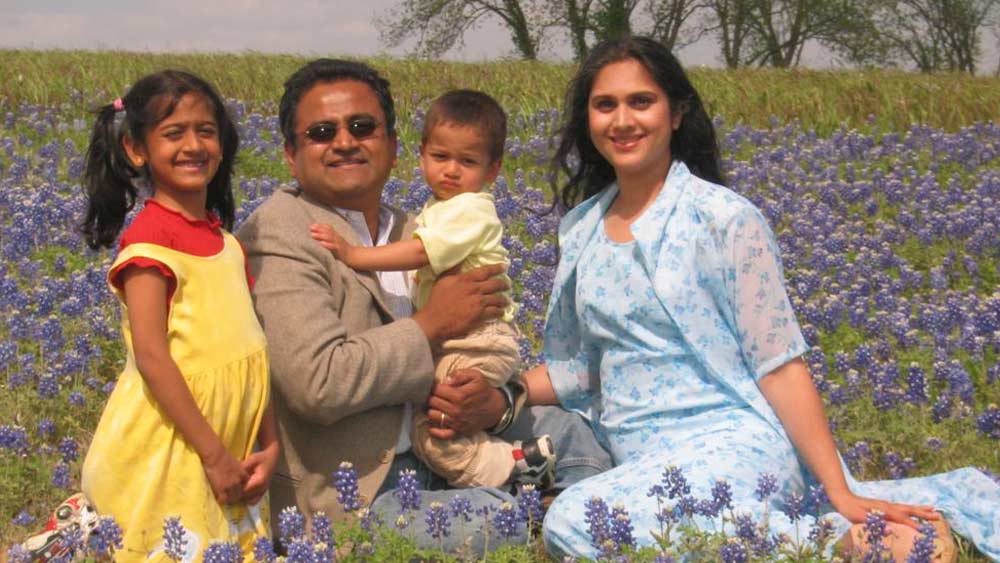 স্বামী আর দুই ছেলে-মেয়েকে নিয়ে বর্তমানে আমেরিকাতেই থাকেন মীনাক্ষী। রয়েছে নাচের স্কুলও।