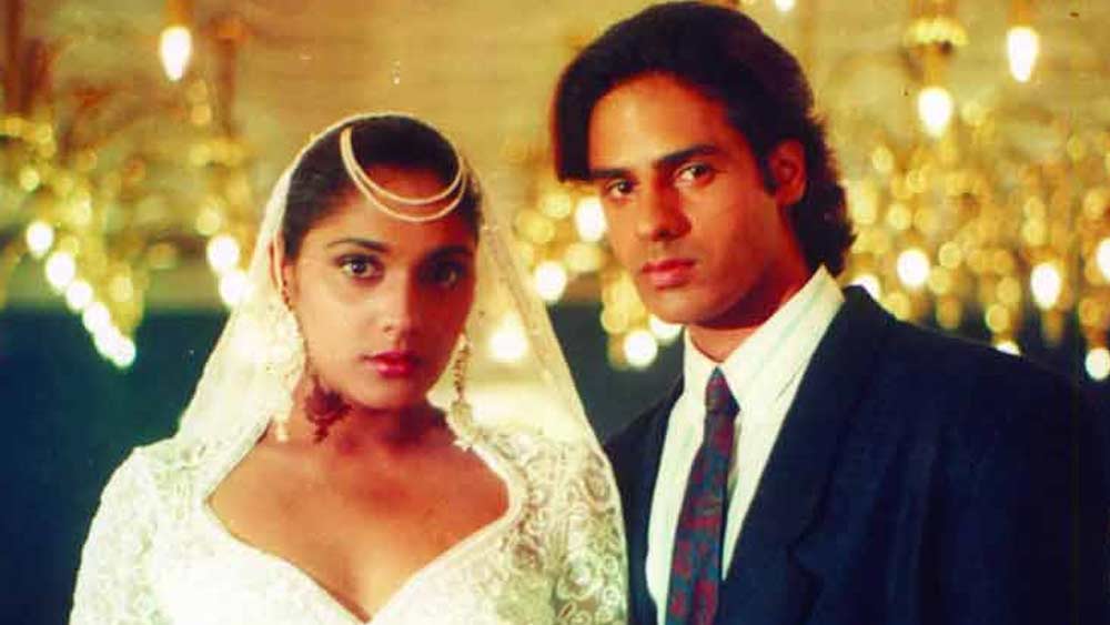 ১৯৯০ সালে মুক্তি পাওয়া ‘আশিকি’ ছিল মহেশ ভট্টের নিজের জীবনেরই আখ্যান। তাঁর এবং লোরেন ব্রাইটের দুরন্ত প্রেমপর্ব ছিল ‘আশিকি’-র গল্প। পরবর্তী সময়ে লোরেন ব্রাইটকে বিয়ে করেন মহেশ। নাম পাল্টে লোরেন হন কিরণ।