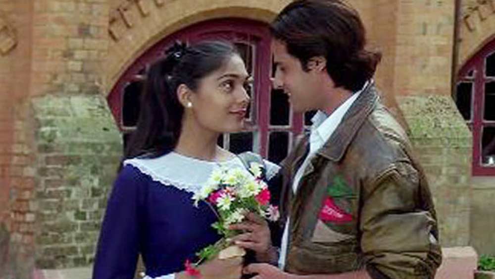 ব্লকবাস্টার ‘আশিকি’-র নায়ক নায়িকা দু’জনেই অকালে হারিয়ে যান বলিউড থেকে। নায়িকা অনু আগরওয়াল এবং নায়ক রাহুল রায়, দু’জনের কেউই পরে প্রতিষ্ঠিত হতে পারেননি ইন্ডাস্ট্রিতে।