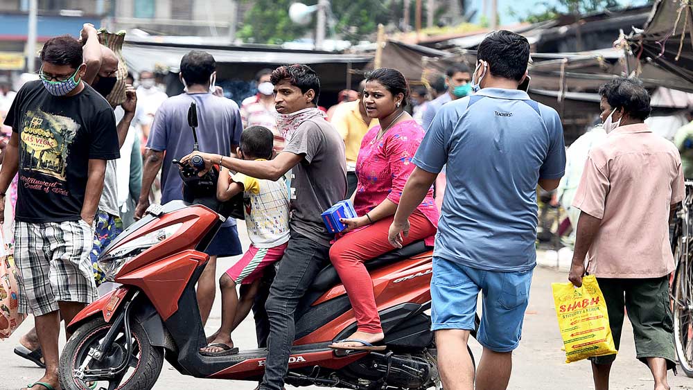 ফেরেনি হুঁশ: সংক্রমণের হার কমাতে কন্টেনমেন্ট জ়োনগুলিতে ফের হয়েছে লকডাউন। তবে এখনও বাড়েনি নাগরিকদের একাংশের সচেতনতা। শনিবার উল্টোডাঙার বাজারে  ছবি: বিশ্বনাথ বণিক