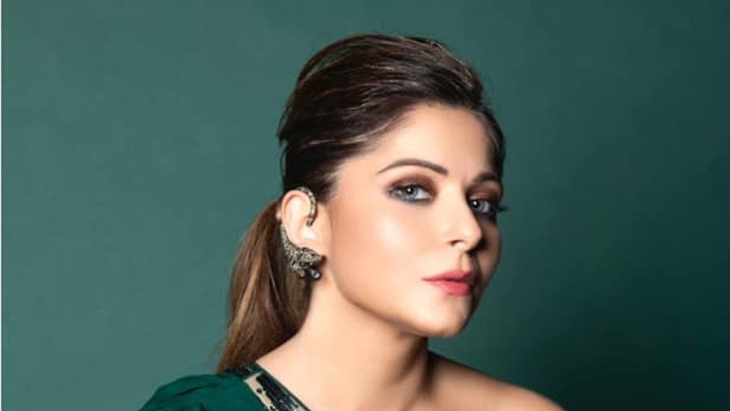 তার আগে ১৫ মার্চ লন্ডন থেকে দেশ ফেরেন কণিকা। কিন্তু নিজেকে ১৪ দিন হোম কোয়রান্টিন করে রাখার পরিবর্তে বেশ কয়েকটি পার্টিতে গিয়েছিলেন তিনি। সেই পার্টিতে উপস্থিত ছিলেন বিজেপি নেত্রী বসুন্ধরা রাজে সিন্ধিয়া এবং তাঁর পুত্র সাংসদ দুষ্মন্ত সিংহ-ও। বসুন্ধরা-দুষ্মন্ত ছাড়াও ওই পার্টিতে উপস্থিত ছিলেন উত্তরপ্রদেশ এবং রাজস্থানের আরও ৯৬ জন সাংসদ। এঁদের মধ্যে ছিলেন প্রতিরক্ষামন্ত্রী রাজনাথ সিংহ, প্রাক্তন সেনা প্রধান ভি কে সিংহ, গজেন্দ্র শেখাওয়াত, অর্জুন রাম মেঘাওয়াল, কৈলাস চৌধুরি, সাধ্বী নিরঞ্জন জ্যোতি, রাজ্যবর্ধন সিংহ রাঠৌর, হেমা মালিনী, রীতা বহুগুণা, সাক্ষী মহারাজ প্রমুখ।