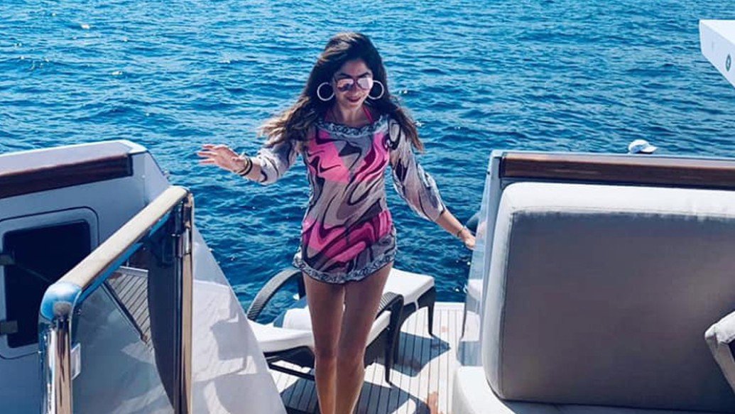 লখনউয়ের তাজমহল হোটেলে ১৩-১৫ মার্চের মধ্যে একাধিক পার্টিতে উপস্থিত ছিলেন কণিকা। লন্ডন ভ্রমণের কথা লুকিয়ে যে ভাবে কণিকা পার্টিতে যোগ দিয়ে ঘুরে বেড়িয়েছেন, তাতে তাঁর সমালোচনায় সরব হন অনেকেই।তাঁর বিরুদ্ধে এফআইআর দায়ের করে লখনউ পুলিশ।