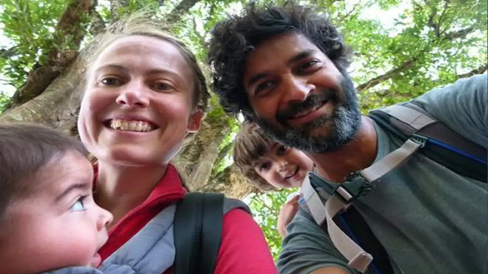 তিনি জানান, প্রথমে তাঁর মেয়ে ইনায়া মৃদু সর্দিকাশিতে আক্রান্ত হয়। তার পর উপসর্গ ধরা পড়ে তাঁর স্ত্রী লুসির মধ্যে। এর পর পুরব নিজে এবং সবার শেষে আক্রান্ত হয় তাঁর ছেলে ওসিয়ান। পরে পুরব টুইট করে তাঁদের সবার সুস্থ হয়ে ওঠার খবরও জানান।