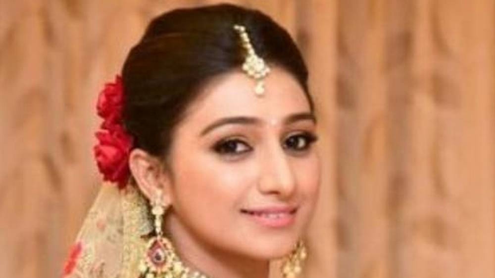 টেলিভিশন তারকা মোহিনা কুমারী কোভিড আক্রান্ত হওয়ার খবর জানান জুনের প্রথম সপ্তাহে। ‘ইয়ে রিশতা ক্যায়া কহেলতা হ্যায়’-এর এই তারকা-ই শুধু নন, আক্রান্ত হন তাঁর স্বামী উত্তরাখণ্ডের পর্যটনমন্ত্রীর ছেলে সুয়েশ রাওয়তও। সংক্রমণ থেকে রেহাই পাননি মোহিনার শাশুড়ি এবং ননদও। তাঁদের সবাই হাসপাতালে চিকিৎসাধীন ছিলেন। পরে সুস্থ হয়ে বাড়িতে ফেরেন।