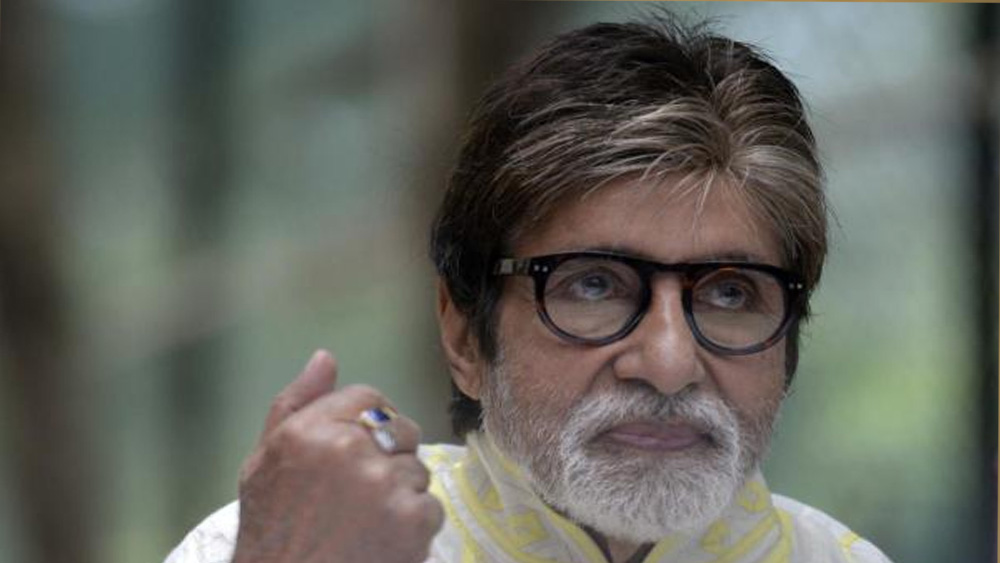 সোশ্যাল মিডিয়ায় বিগ বি-র বার্তা ছিল, ‘‘আমার করোনা পরীক্ষার ফল পজিটিভ এসেছে। হাসপাতালে ভর্তি হলাম। হাসপাতালের তরফেই প্রশাসনকে জানানো হচ্ছে। পরিবারের বাকিরা এবং বাড়ির পরিচারকদের পরীক্ষা করানো হয়েছে। ফল এখনও জানা যায়নি। গত দশ দিনে যাঁরা আমার সান্নিধ্যে এসেছেন, প্রত্যেকে পরীক্ষা করিয়ে নিন!’’