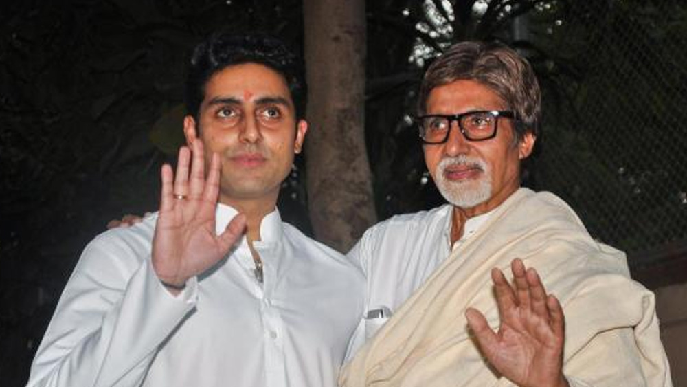 বাবার সঙ্গে করোনা আক্রান্ত অভিষেক বচ্চনও। শনিবার রাতে টুইট করে নিজেই এ কথা জানান অভিষেক। তিনি লেখেন, “আজ সকালে আমার এবং বাবার কোভিড টেস্ট হয়। আমাদের মৃদু উপসর্গ দেখা দিয়েছিল। রিপোর্টে আমাদের করোনা পজিটিভ এসেছে।”