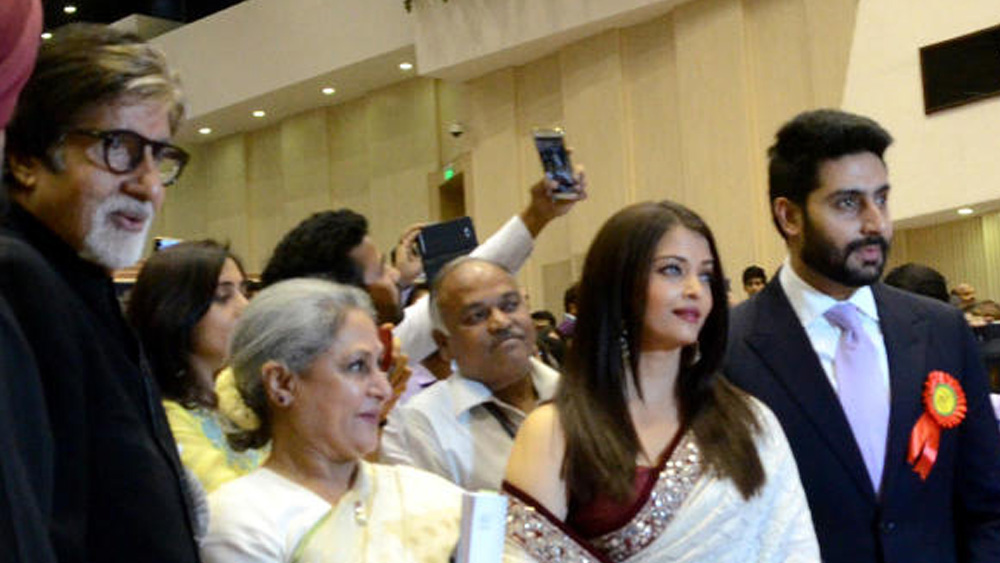 জয়া ও ঐশ্বর্যার রিপোর্ট প্রথমে নেগেটিভ এলেও পরে রবিবার ঐশ্বর্যার রিপোর্ট পজিটিভ আসে। তাঁর মেয়ে আরাধ্যারও কোভিড পরীক্ষার রিপোর্ট পজিটিভ এসেছে।