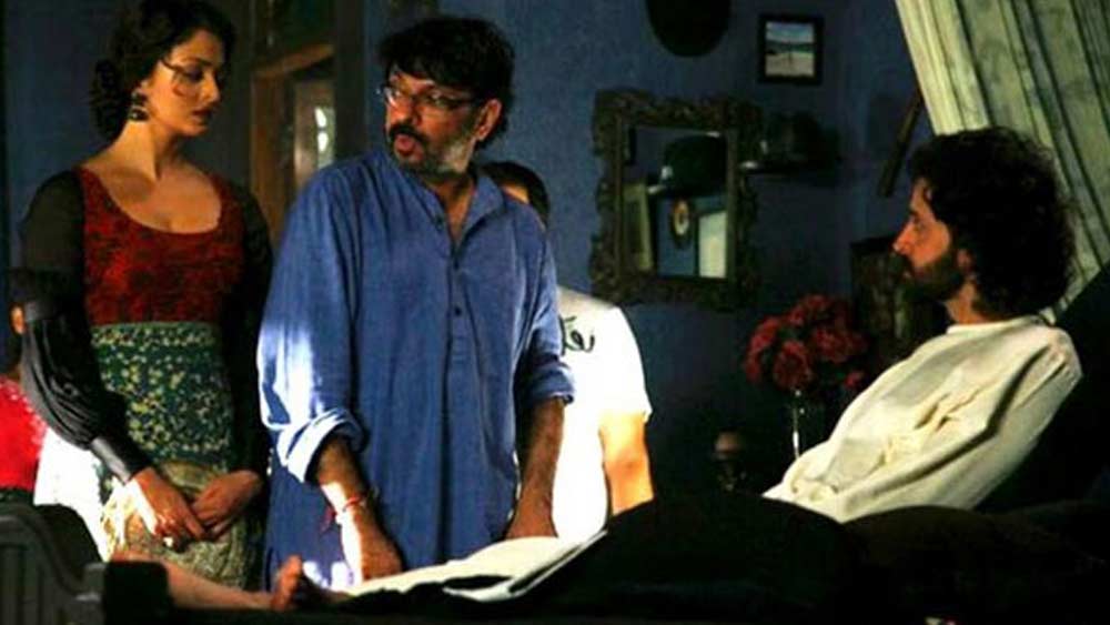 সব ভালই চলছিল। কিন্তু গোলমালের শুরু হয় ২০১০ সালে। ওই বছর মুক্তি পায় হৃতিক-ঐশ্বর্যা অভিনীত ছবি 'গুজারিশ'। পরিচালক সঞ্জয় লীলা ভন্সালী।