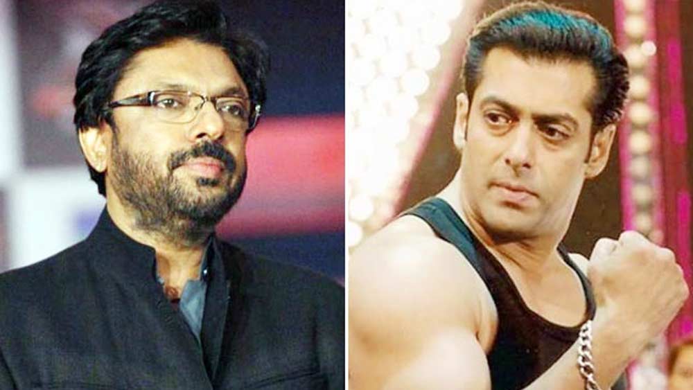 এখানেই থামেননি তিনি। সলমন আরও বলেছিলেন, “আরে কোই কুত্তা ভি দেখনে নহি গ্যায়া।” এর পরেই জোর বিতর্ক। 