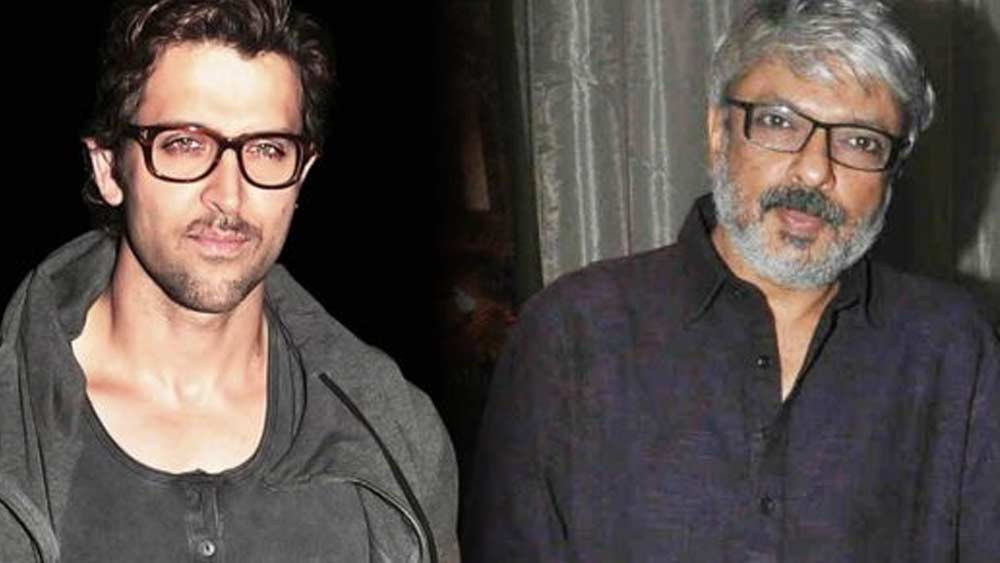 কথাটা কানে যায় হৃতিকেরও। প্রথমে চুপ থাকলেও তিনি নীরবতা ভাঙেন কর্ণ জোহরের শো-তে এসে। 