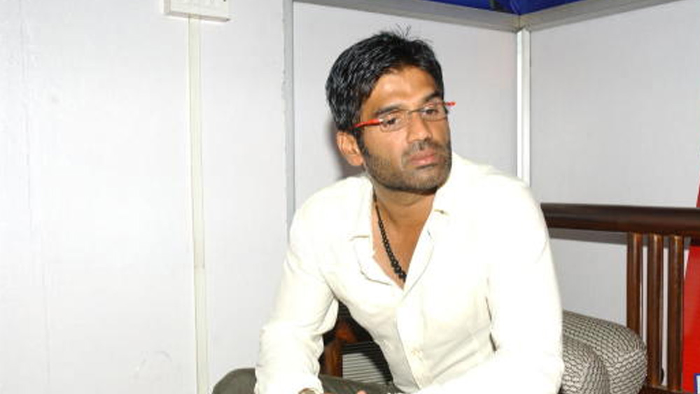 এমনকি, অনিল কপূর তাঁকে কুস্তিগীর বলেও বর্ণনা করেন। কোথাও কোথাও তাঁকে তুলনা করা হয় আসবাবপত্রের সঙ্গেও।