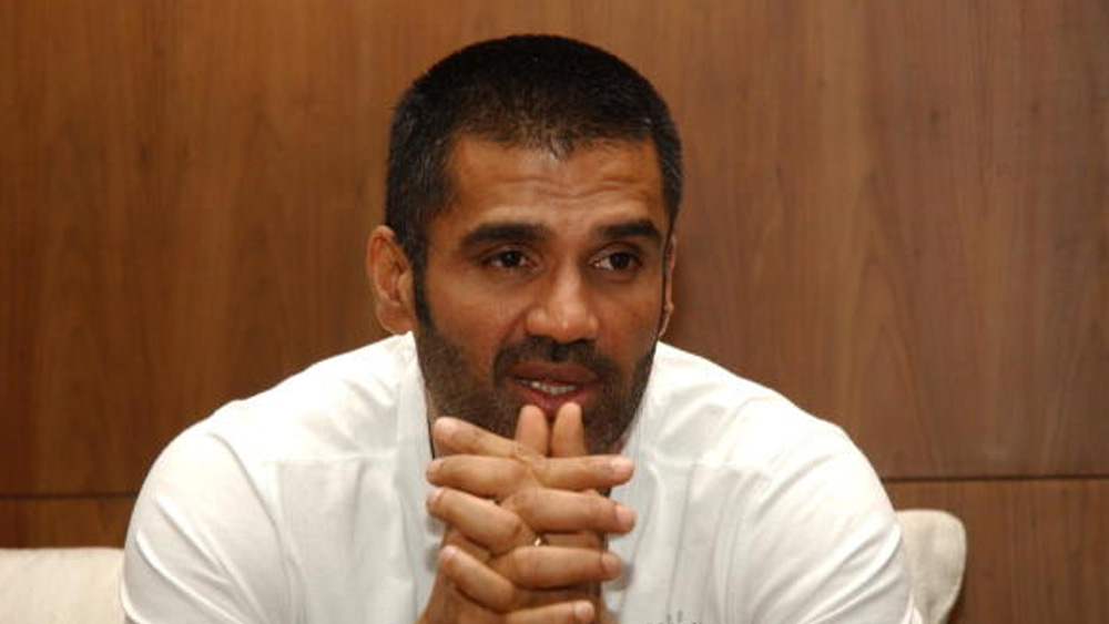 কিন্তু ঠিক তার পরের বছর থেকেই সুনীলের কেরিয়ারগ্রাফ নীচের দিকে নামতে থাকে। পর পর তাঁর ছবি ফ্লপ করতে থাকে। এমন পরিস্থিতি হয়, বলিউডের কোনও নায়ক ছবি ফিরিয়ে দিলে তবেই সুযোগ পেতেন সুনীল।