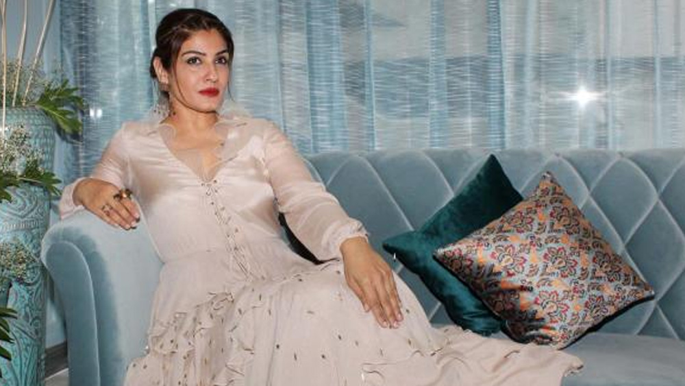 এর পরে রবিনা আবার ফিরে আসতে চেয়েছিলেন। কিন্তু সে সময় প্রতিযোগিতা খুব কঠিন। এ সময় তাঁর পাশে দাঁড়িয়েছিলেন সুনীল শেট্টী। সুযোগ দিয়েছিলেন ‘রক্ষক’ ছবিতে। যা সুপারহিট হয়েছিল বক্স অফিসে।