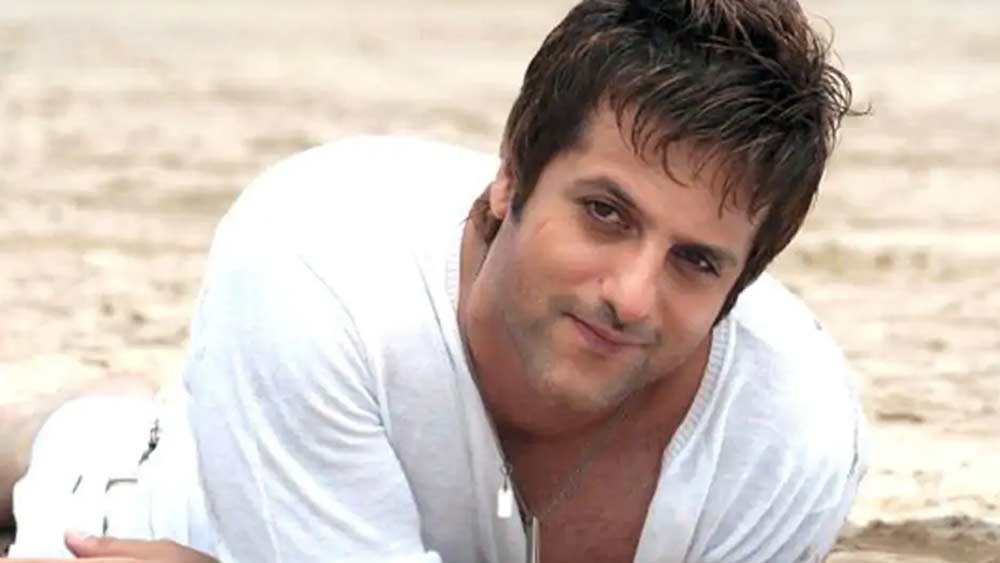 সুন্দর চেহারা, অভিনয়-প্রতিভা এবং নামের পাশে স্টারকিড পরিচয়। বলিউডে নায়ক হওয়ার সব শর্ত মজুত ছিল। কিন্তু তার পরেও ইন্ডাস্ট্রি হতাশ করে ফিরোজ-পুত্রকে।