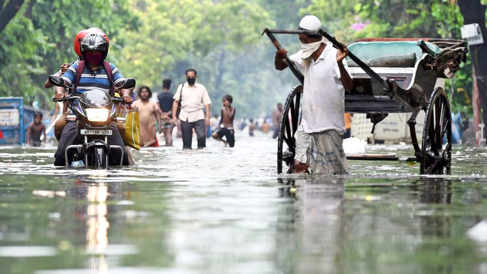 ভোগান্তি: সোমবার বিকেলেও  জল নামেনি আমহার্স্ট স্ট্রিট থেকে। ছবি: সুমন বল্লভ